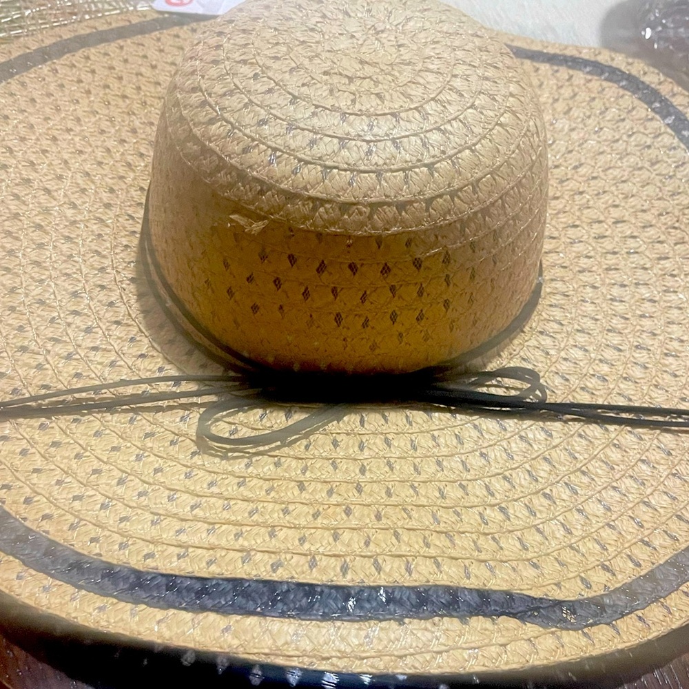 Sombrero de sol de ala ancha con protección muy elegante para este verano